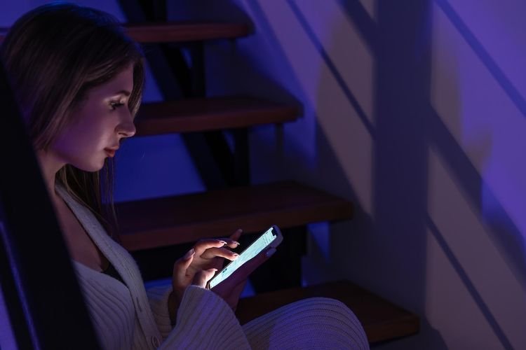 7 Karakteristik Psikologis Pengguna Ponsel Malam Hari
