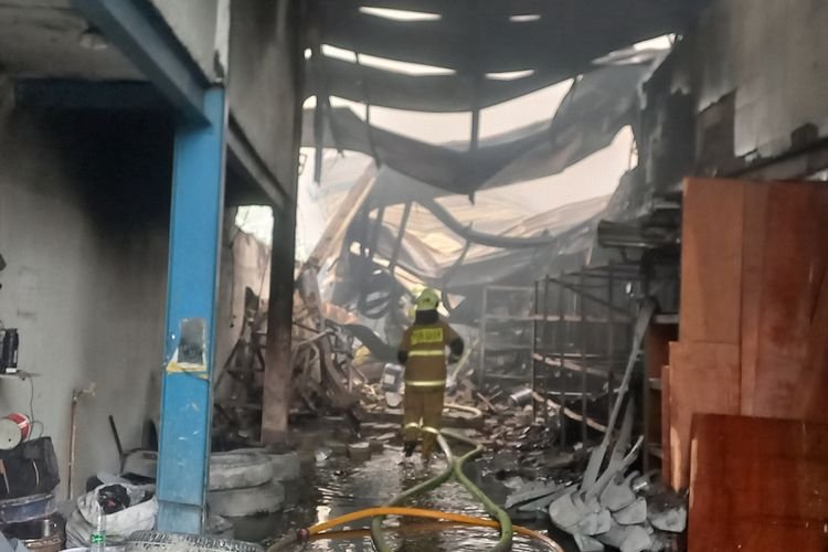 Kebakaran Gudang Aksesori di Kapuk, Atap Ambruk dan Rak Hancur