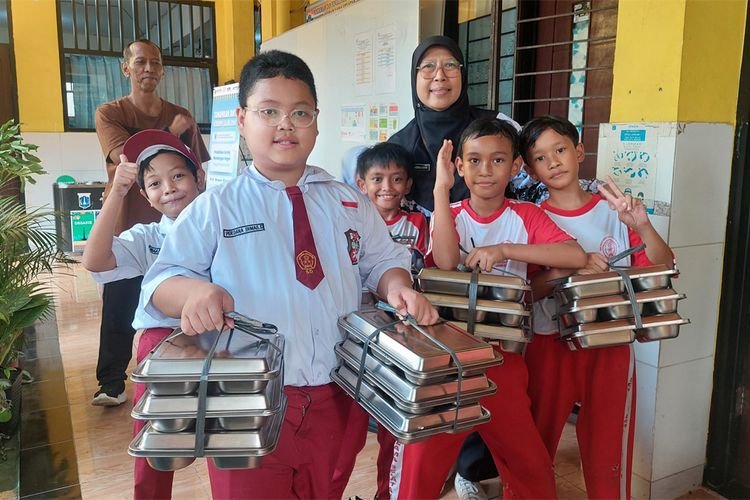 Istri Pencuci Ompreng Bongkar Fakta Suaminya Tak Pernah Keracunan Makanan Sisa MBG