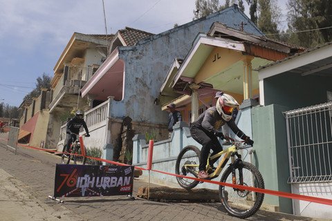 Pertandingan Downhill Urban Semarang Tampilkan Persaingan Sengit
