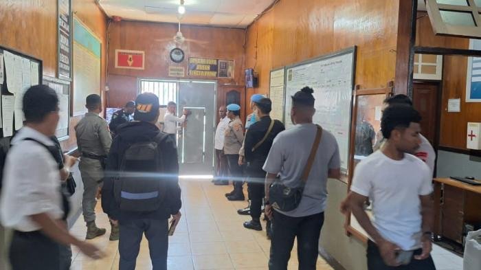 15 Foto Lucu Rumah Lantai Dua yang Mengocok Perut