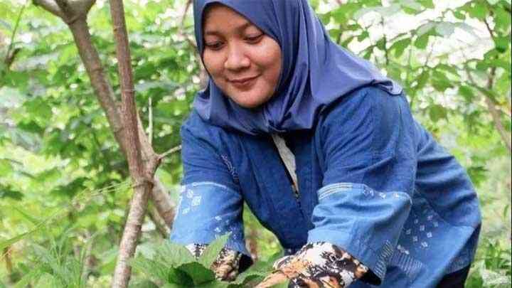 Alfira Oktaviani Melestarikan Kulit Kayu Lantung dengan Ecoprint di Bengkulu