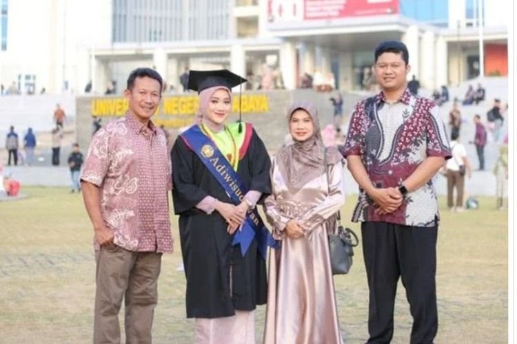 Kisah Maylafaiza, Lulusan Terbaik Unesa yang Bikin Kimia Menarik dengan Flashcard