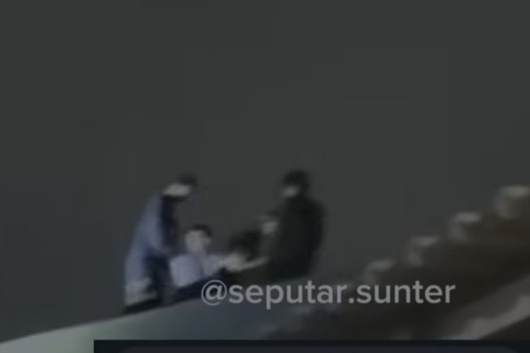 Pria di Tanjung Priok Panik Diteriaki Maling, Naik ke Atap Rumah Warga