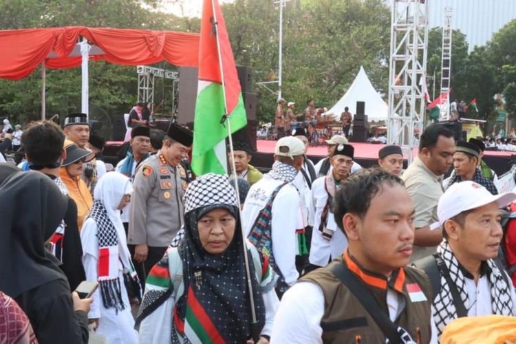 Peci Hitam, Kapolres Jakpus Pimpin Pengawalan Aksi Bela Palestina di Patung Kuda