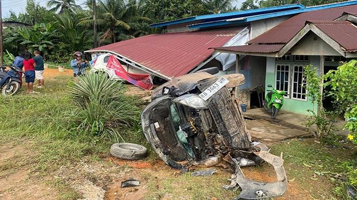 Hindari Anjing, Riyan Tabrak Rumah dan Mobil Warga Batang Tarang