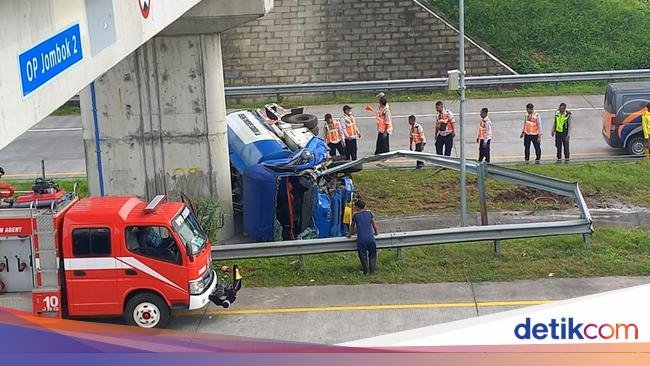 Sopir Ngantuk, Avanza Terguling di Tol Jombang-Mojokerto, 3 Orang Terluka