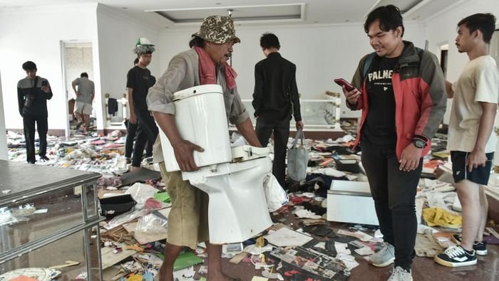 Momen Haru Uya Kuya Kembali ke Rumah yang Dijarah, Astrid Menangis Lihat Kondisi Rumah Porak Poranda