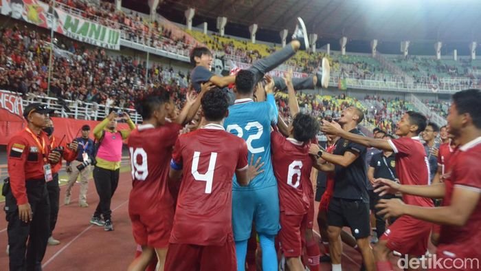 KluivertOut Jadi Trend, Nama Shin Tae Young Menggema di Stadion